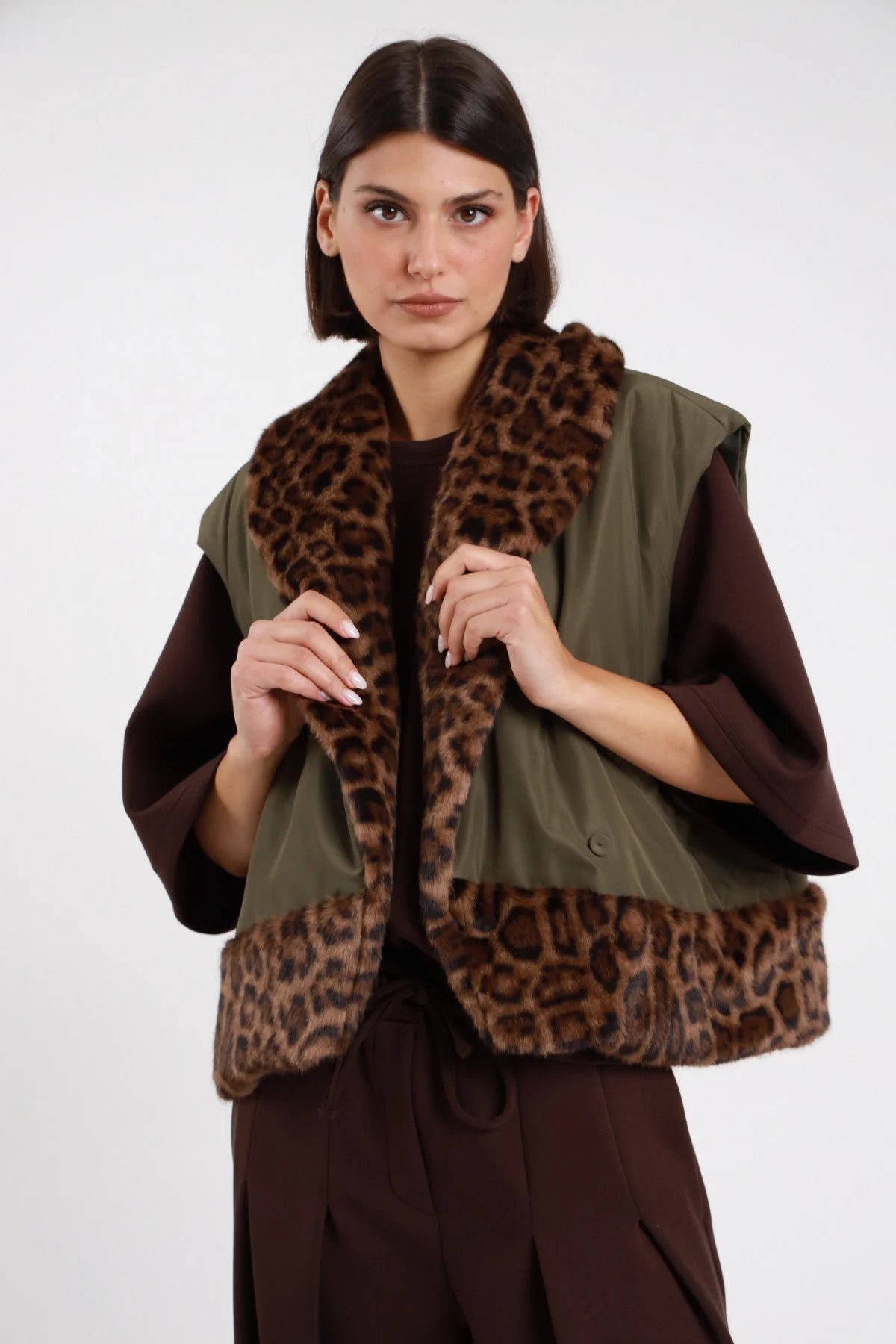 Gilet Susy Mix verde oliva con colletto e bordo in ecopelliccia leopardata, vista frontale