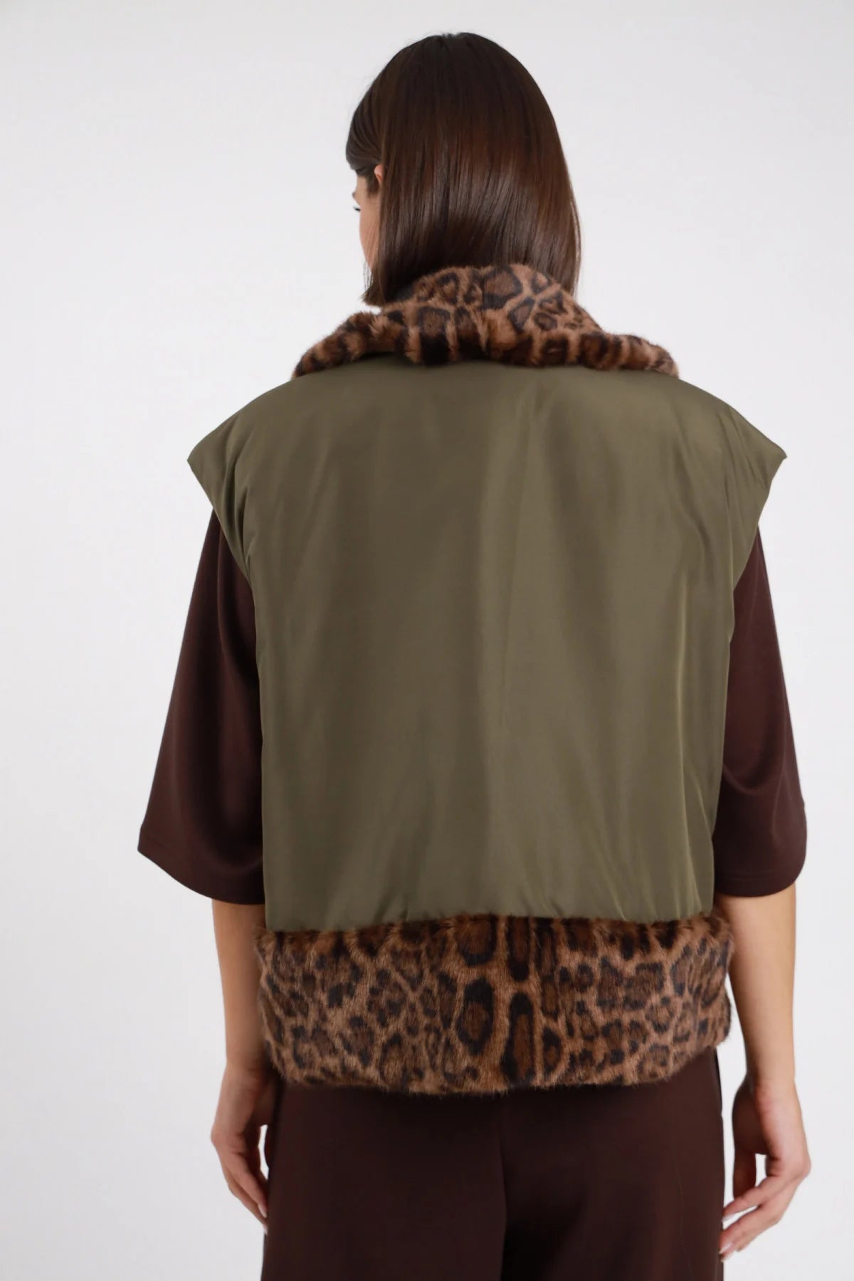 Gilet Susy Mix verde oliva, vista posteriore con colletto e bordo inferiore in ecopelliccia animalier