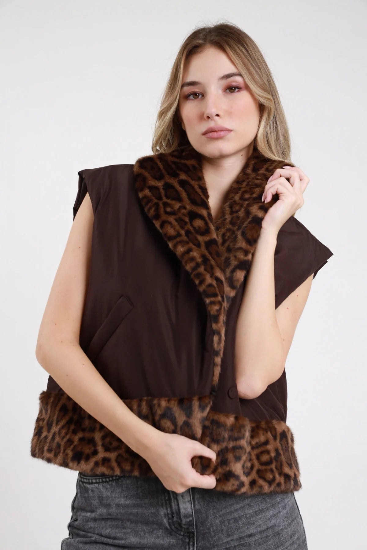 Gilet Susy Mix marrone con tasche frontali, colletto e bordo in ecopelliccia leopardata, indossato con jeans