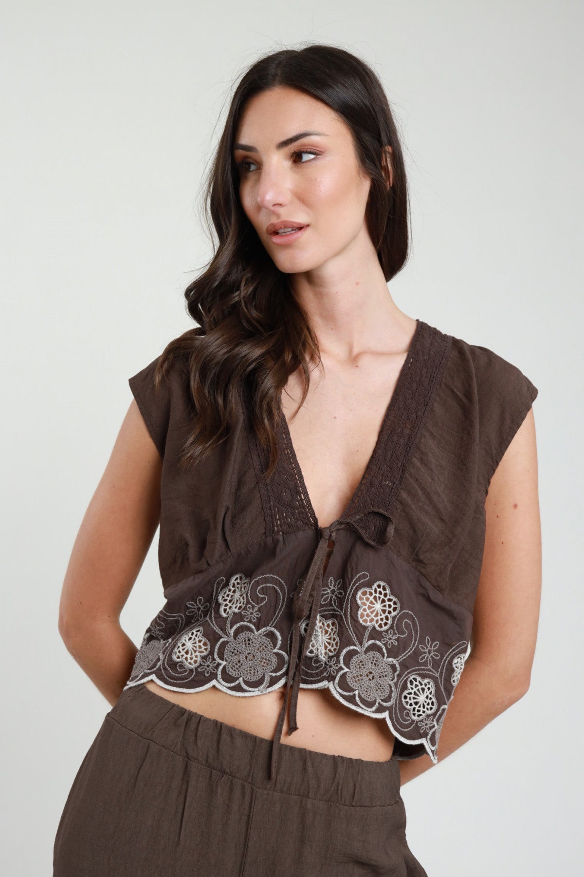 Gilet ricamato donna burro con ricami floreali e laccetto frontale – Susy Mix
