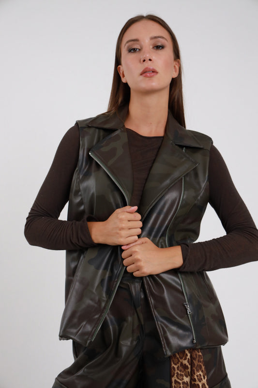 Gilet Mimetico biker ecopelle PU camouflage verde bronzo revers biker ampio zip diagonale argentata senza maniche busto frontale 3/4 mani giunte zip aperta - modella busto frontale 3/4 mani giunte sguardo alto capelli castani sfondo bianco bermuda mimetico coordinato top marrone