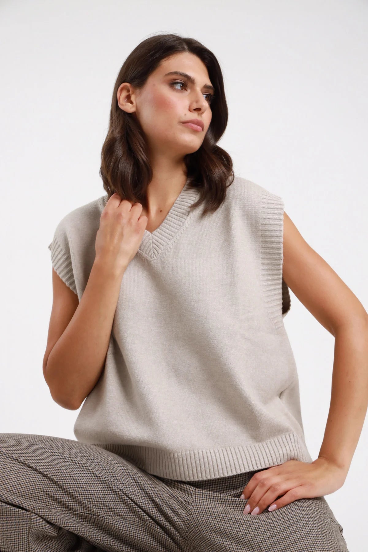 Gilet V maglia nero donna boxy cropped scollo V bordino costine cap-sleeve - vista frontale intera braccia conserte con pantaloni marroni