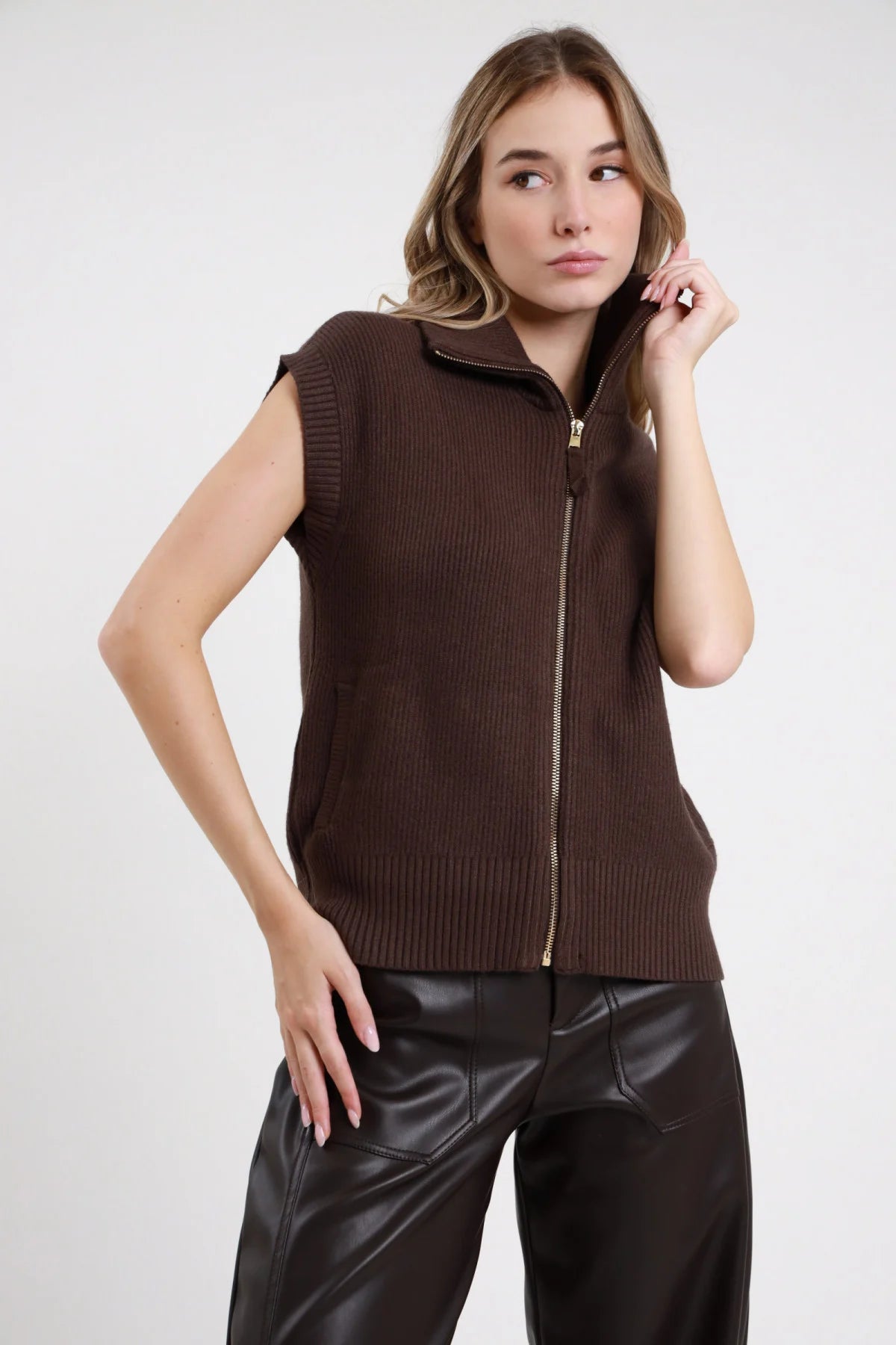 Gilet Costa Inglese Zip verde militare oliva 50% viscosa costa inglese colletto polo ribaltato retro liscio costine verticali posteriore intera - modella intera posteriore capelli biondi lisci sfondo bianco jeans nero abbinati