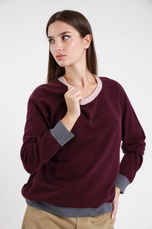 Pullover girocollo bordeaux profili grigio e rosa a contrasto - modella busto tre quarti con pantaloni beige