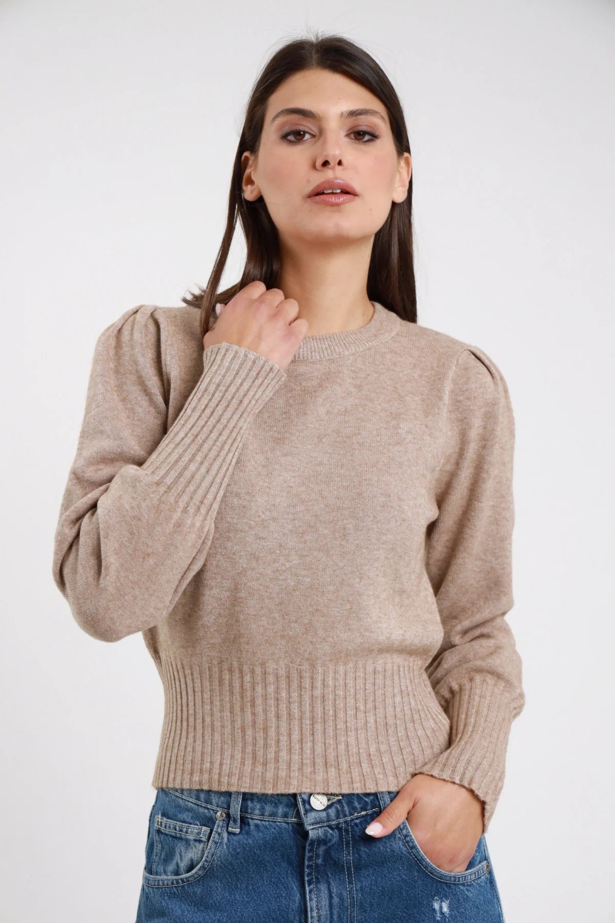 Pullover Maniche Palloncino grigio antracite carbone 45% viscosa girocollo manica puff ampia spalla polsino costina largo bordo costina boxy frontale busto mani giunte - modella busto frontale mani giunte sguardo laterale capelli biondi mossi sfondo bianco pantalone bordeaux ecopelle abbinato