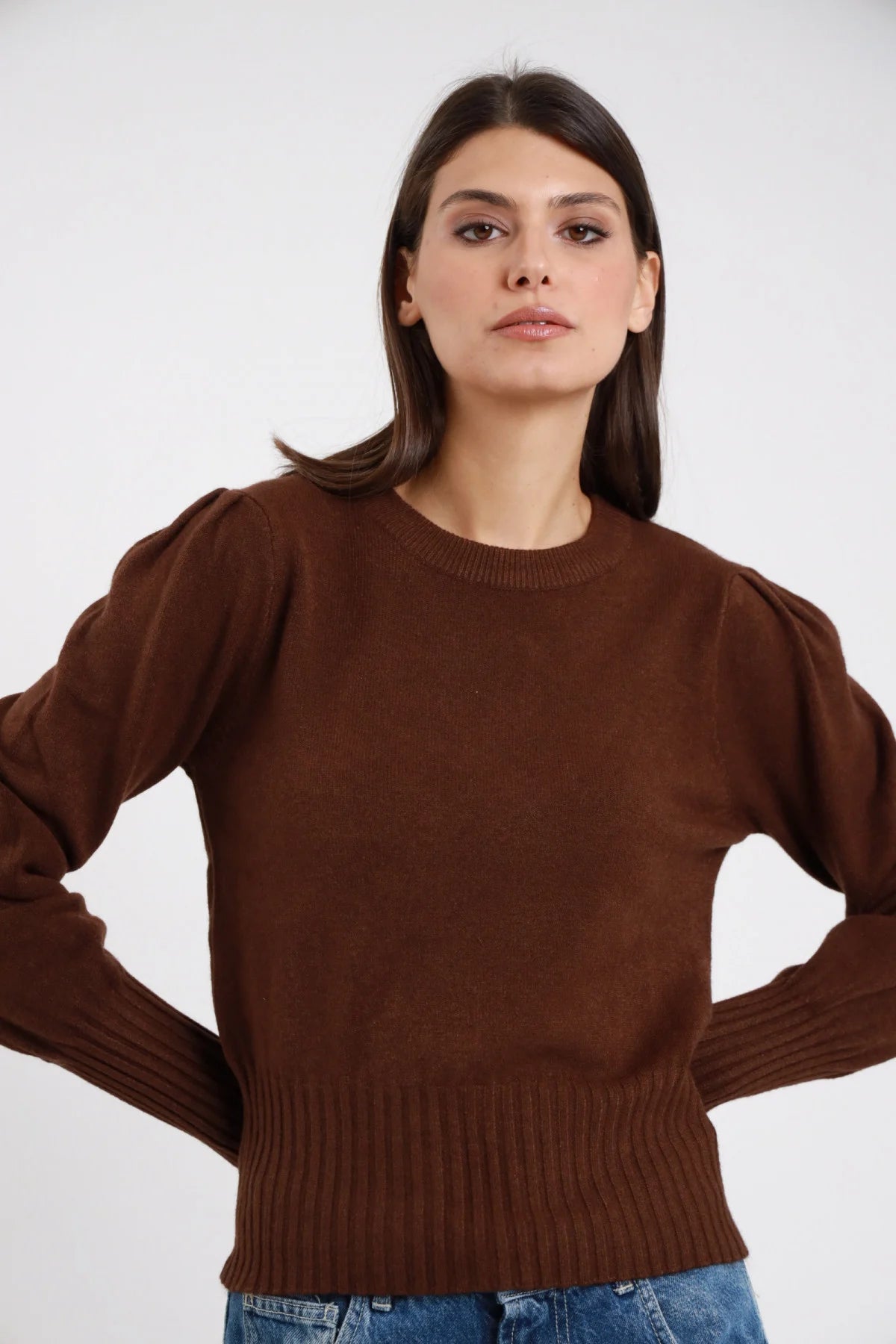 Pullover Maniche Palloncino panna avorio 45% viscosa girocollo manica puff palloncino strutturata spalla polsino costina largo bordo costina boxy posteriore intera - modella intera posteriore capelli castani scuri bob liscio sfondo bianco gonna cioccolato scuro abbinata
