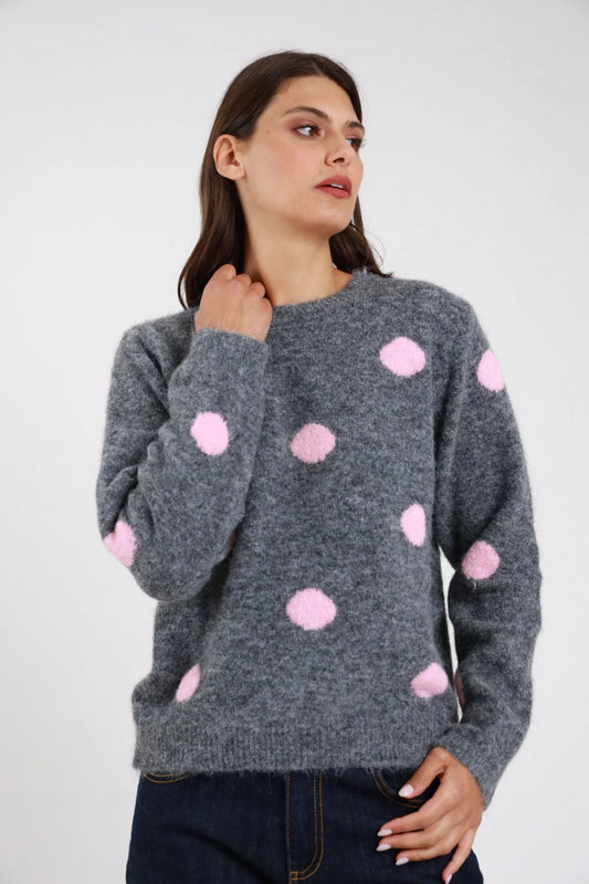 Pullover pois maxi jacquard bicolore eyelash bouclé oversize girocollo costine beige sabbia pois arancio ruggine frontale tre quarti seduta mano collo - modella frontale tre quarti seduta mano collo sguardo frontale capelli castani scuri lisci sfondo bianco jeans blu scuro