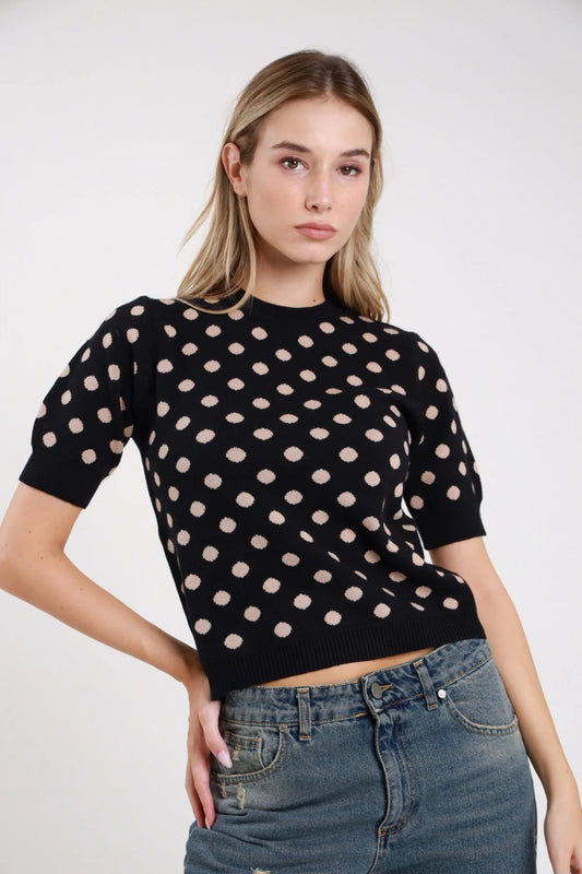Pullover pois maxi jacquard nero panna frontale busto girocollo manica puff costina - modella frontale busto mano fianco sguardo frontale jeans denim blu chiaro capelli biondi lisci