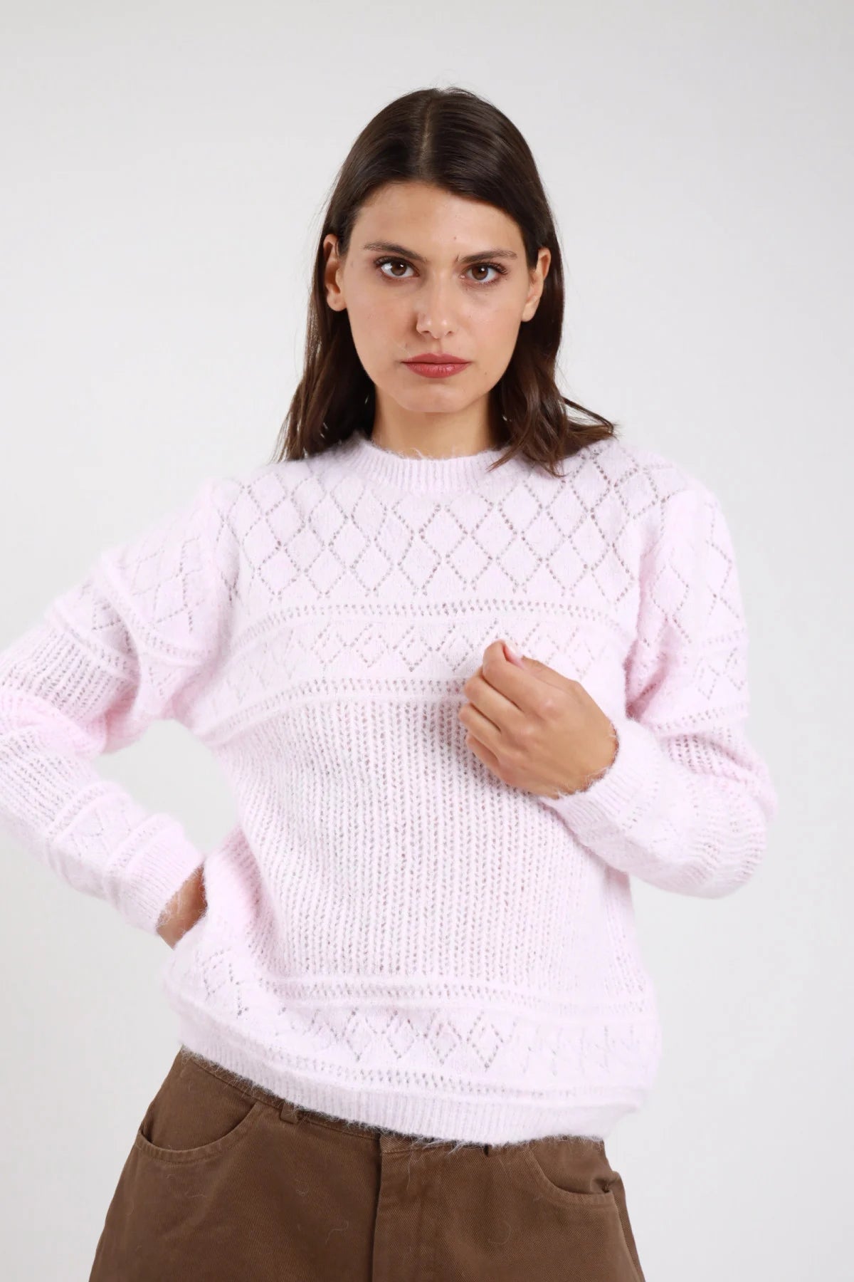Pullover traforato panna ecru retro intera lavorazione pointelle rombi argyle maxi petto manica dropped shoulder balloon polsino coste orlo coste crop - modella retro intera mani dietro schiena gonna bordeaux ecopelle capelli castani lisci