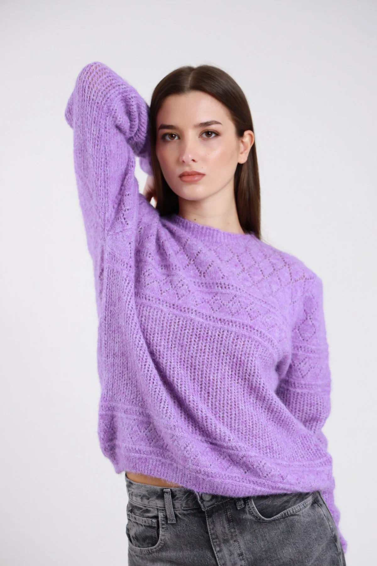 Pullover traforato panna ecru frontale busto mani alzate girocollo coste lavorazione traforata rombi argyle cuori manica balloon polsino coste - modella frontale busto mani alzate sopra testa sguardo frontale gonna bordeaux ecopelle capelli castani lisci