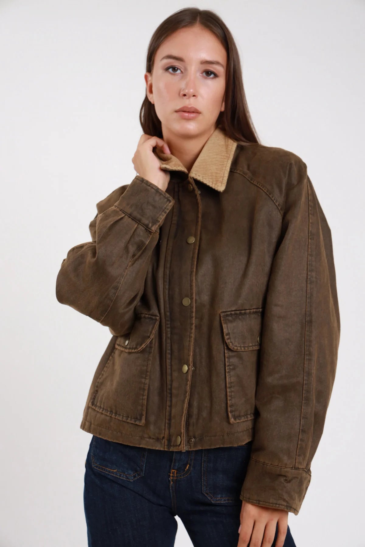 Giacca ecopelle cerata waxed verde khaki frontale tre quarti zip aperta colletto corduroy tasche patch maxi snap - modella frontale tre quarti mani zip sguardo basso laterale jeans indaco capelli castani lisci