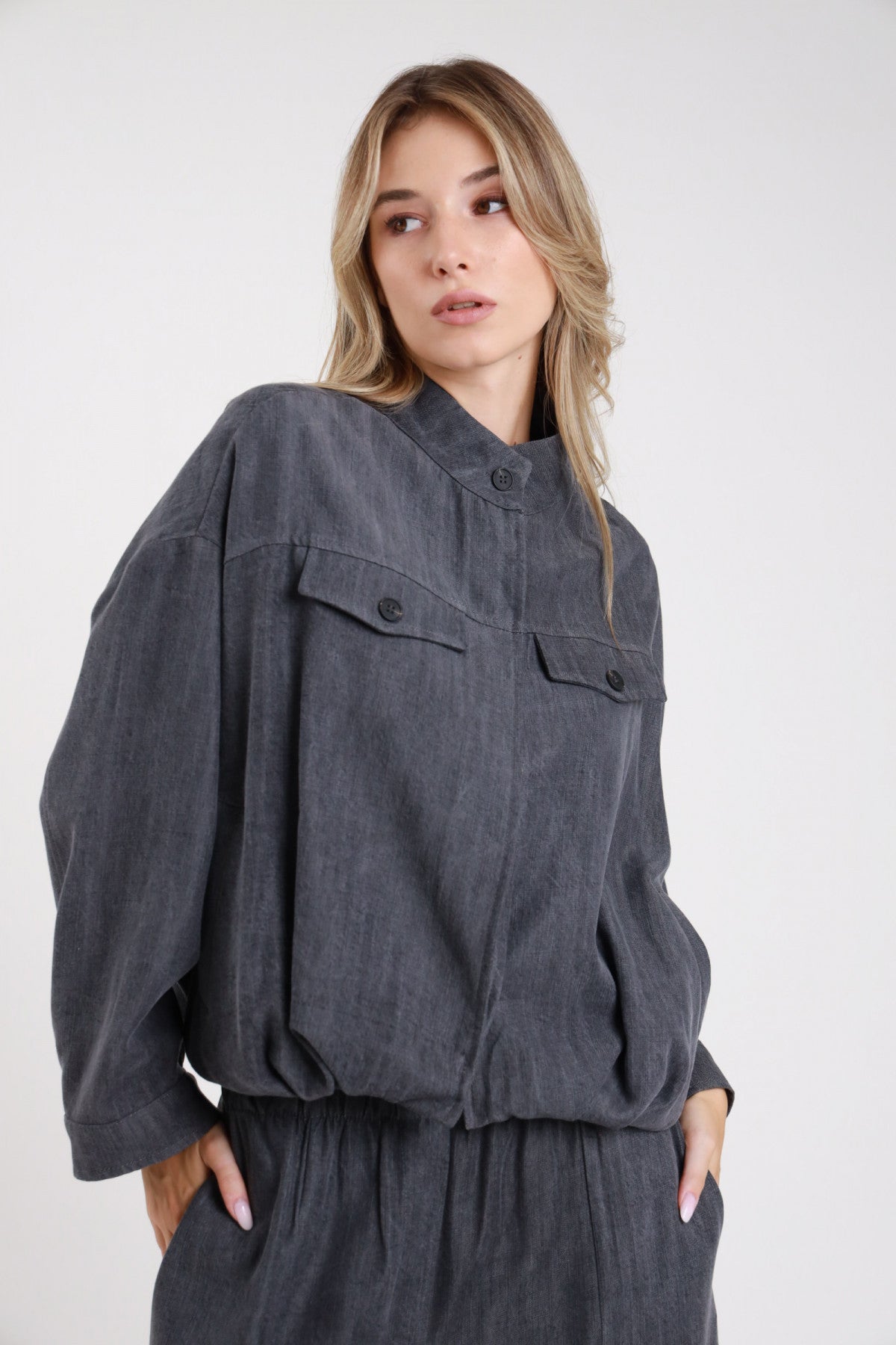 Bomber oversize grigio antracite spina di pesce - modella busto tre quarti con pantaloni grigi coordinati e collo coreana