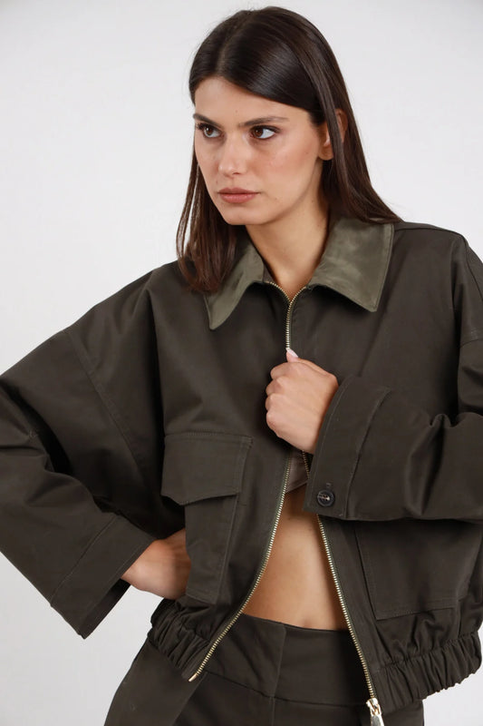 Bomber tasconi Susy Mix Pre-Fall verde militare khaki 80% cotone viscosa elastan fodera 100% poliestere colletto contrasto verde oliva chiaro zip frontale cursore oro tasconi cargo petto patta bottone manica batwing oversize bordo elastico smock busto 3/4 mano zip sguardo laterale - modella busto 3/4 mano zip sguardo laterale capelli scuri lisci sfondo bianco pantalone piega verde militare coordinato abbinato