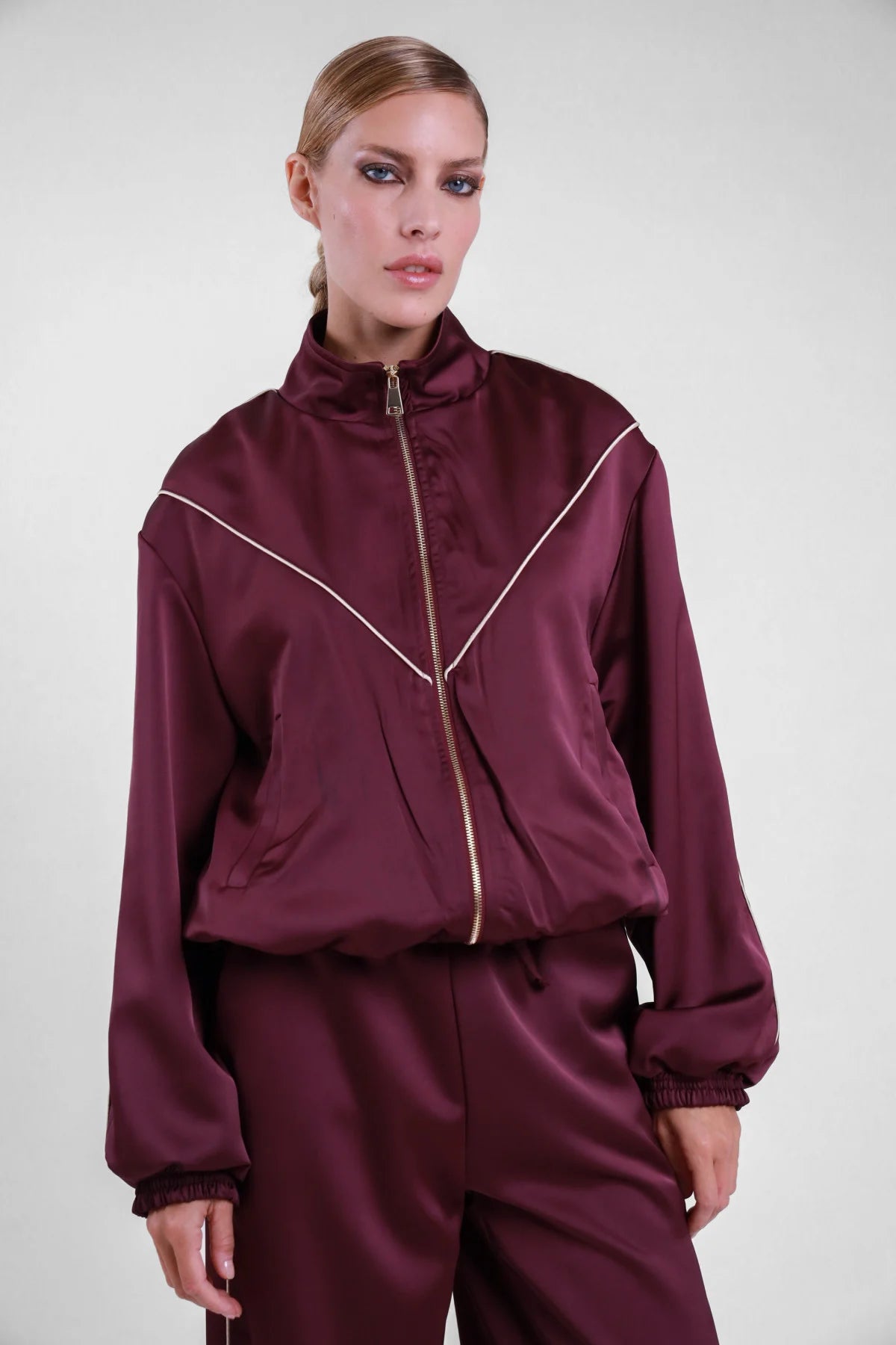 Bomber piping Susy Mix bordeaux, vista frontale della zip e dei profili chiari a V sul busto