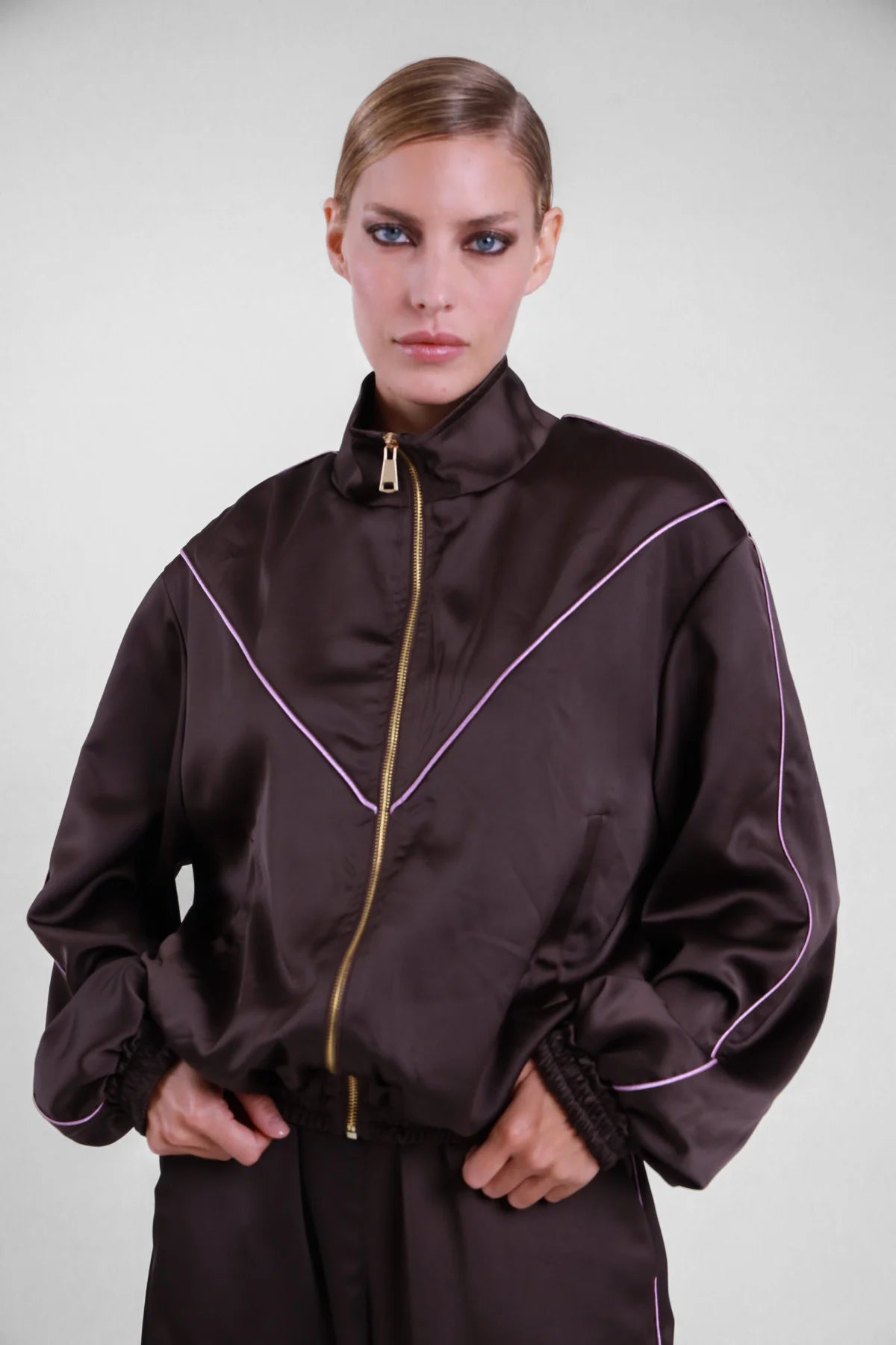 Bomber piping Susy Mix marrone scuro con profili chiari lungo le maniche e polsini arricciati
