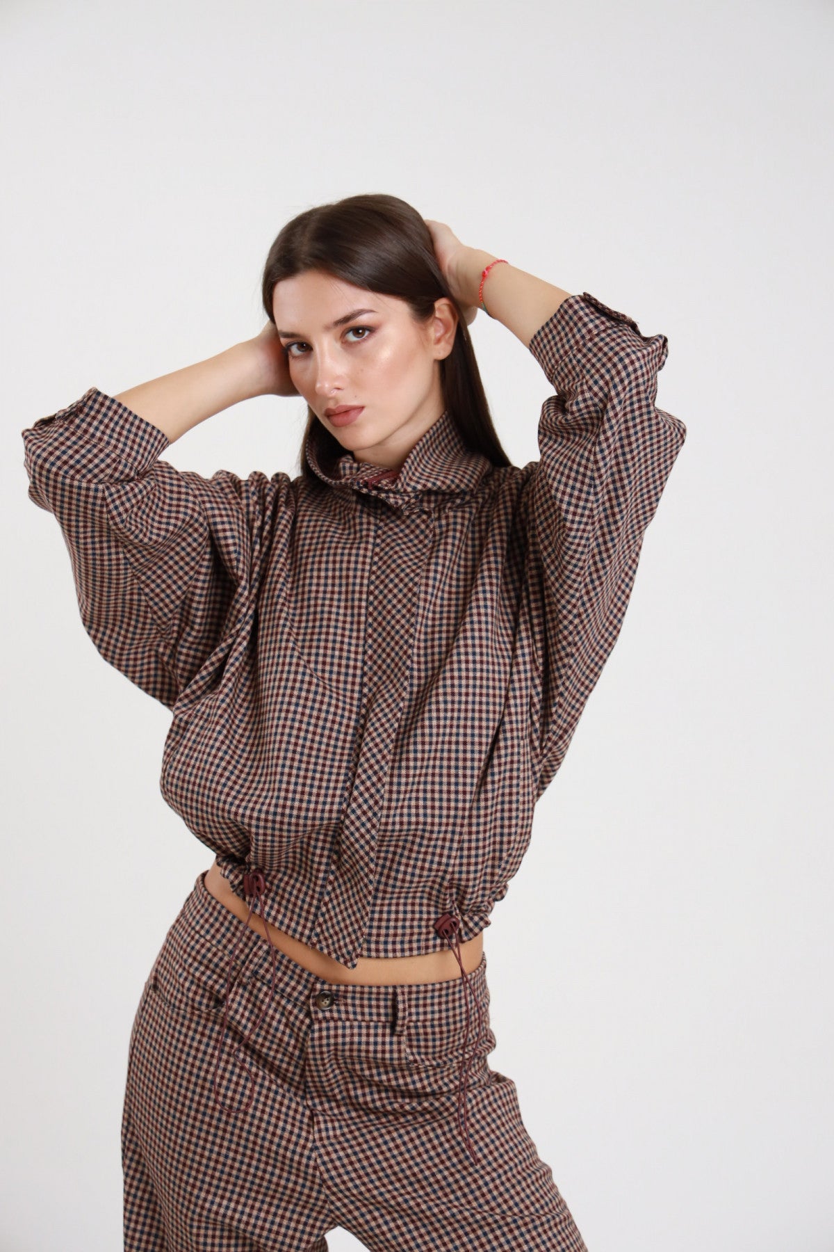 Bomber check pied-de-poule marrone con colletto alto arricciato - vista frontale