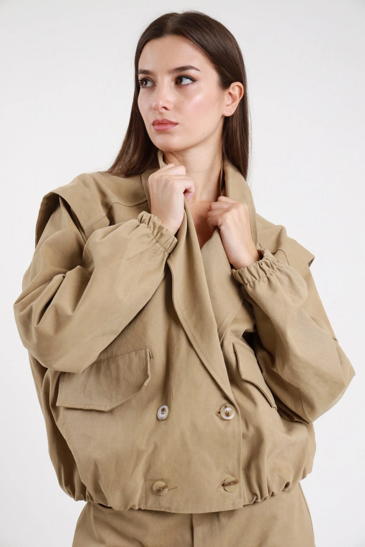 Giacca bomber Susy Mix beige doppiopetto con tasche frontali con patta e fondo arricciato