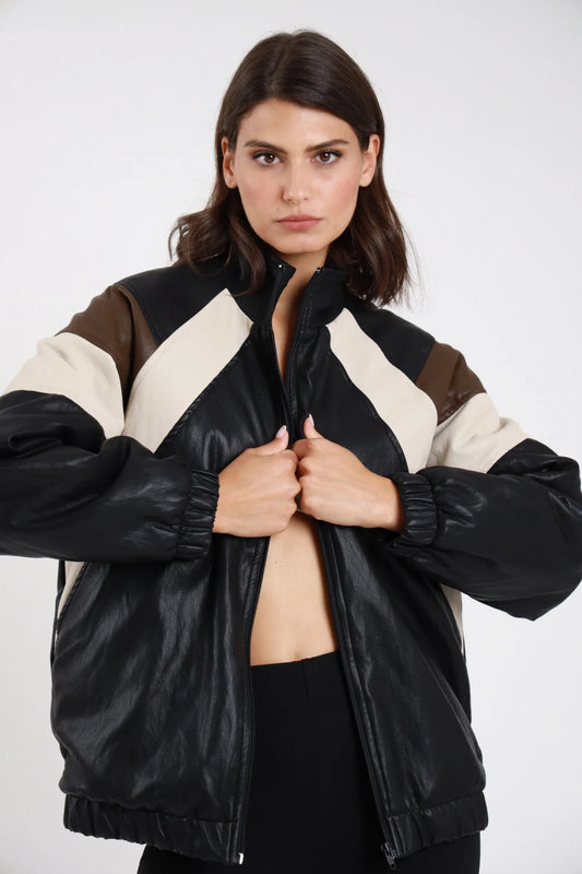 Giacca ecopelle bomber oversize nero donna inserti color-block panna beige marrone cioccolato spalle maniche collo alto zip polsini costine - dettaglio frontale mezzo busto giacca aperta mani sul petto