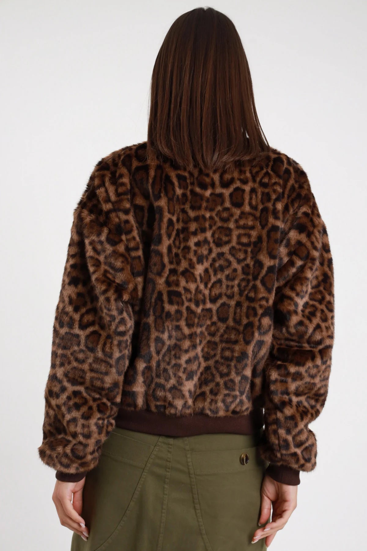 Bomber ecopelliccia animalier leopard Susy Mix Pre-Fall stampa maculata leopard marrone tabacco ecopelliccia fluffy morbida maniche lunghe balloon fondo costine marrone retro posteriore intera - modella posteriore intera capelli scuri lisci sfondo bianco fondo costine marrone visibile gonna tasche verde militare abbinata