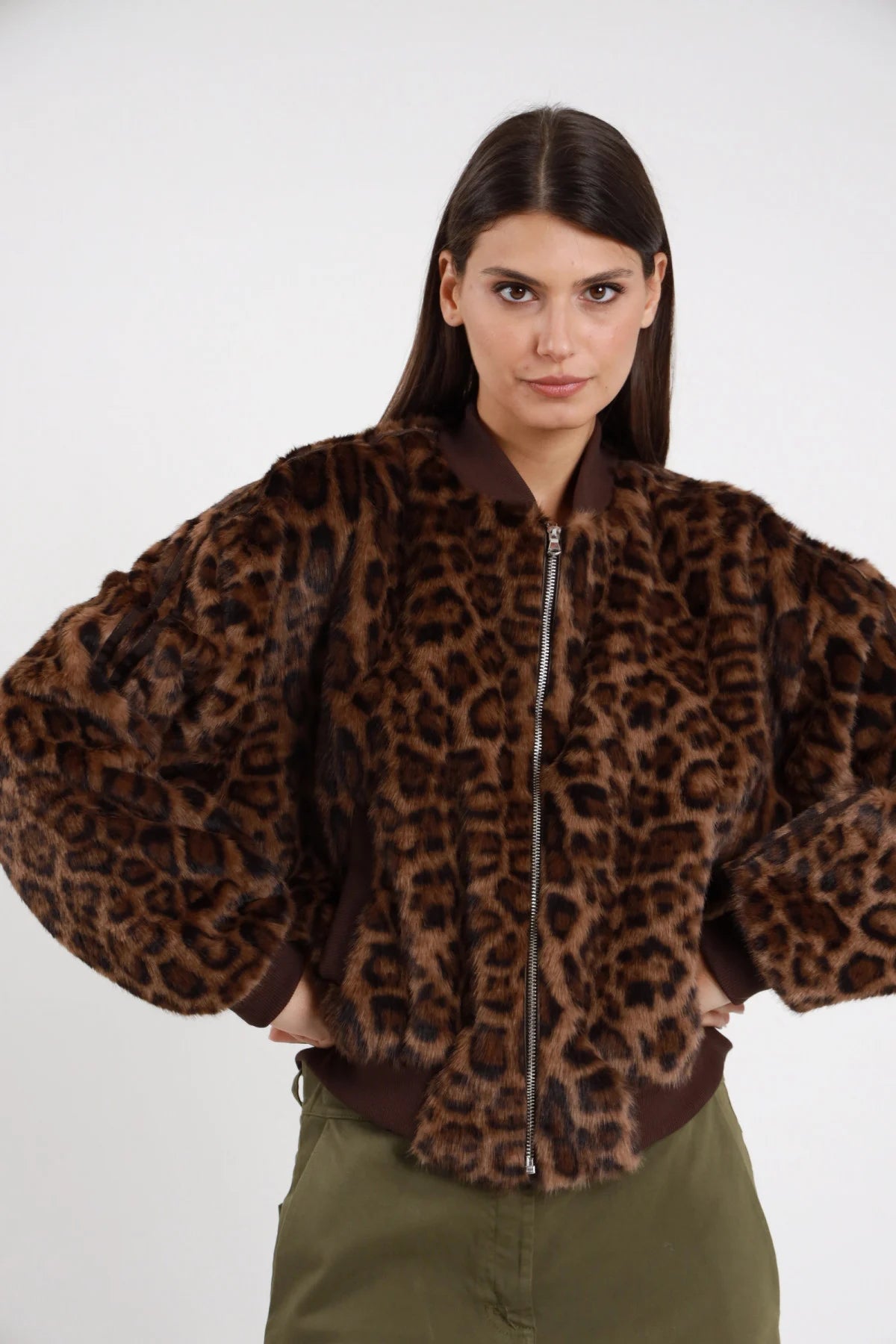Bomber ecopelliccia animalier leopard Susy Mix Pre-Fall stampa maculata leopard marrone zip frontale aperta maniche ampie balloon voluminose fondo costine marrone frontale intera mani fianchi sguardo frontale - modella frontale intera mani fianchi sguardo frontale capelli scuri lisci sfondo bianco gonna tasche verde militare abbinata