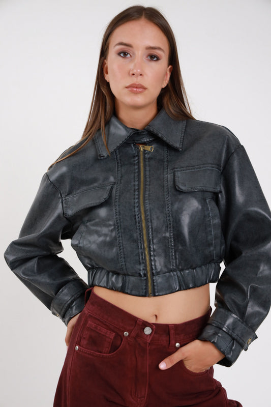 Bomber crop ecopelle washed grigio ardesia frontale intera zip chiusa colletto camicia tasche patch petto snap dorato manica balloon - modella frontale intera mani tasche sguardo frontale pantaloni borgogna velluto capelli castani lisci
