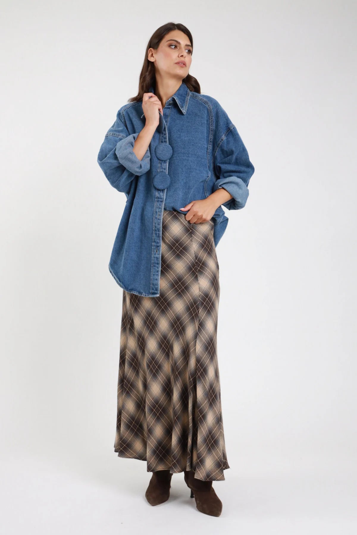 Gonna lunga check tartan beige marrone - vista frontale con giacca denim