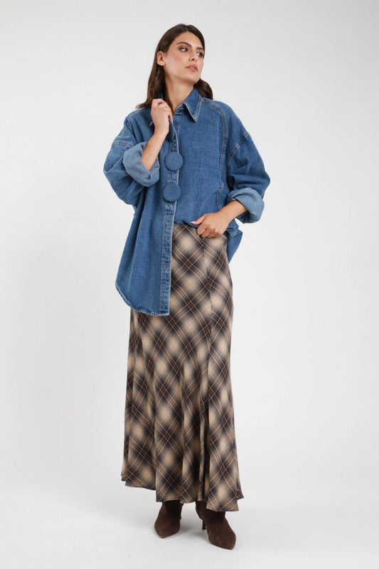 Gonna lunga check tartan beige marrone - vista frontale con giacca denim