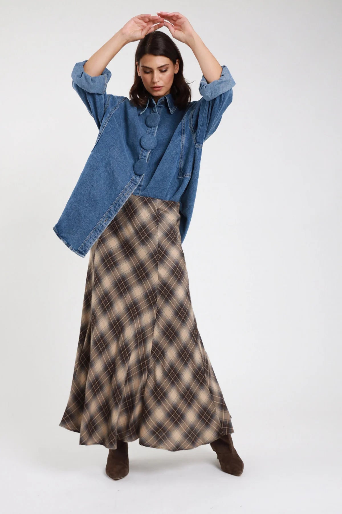 Gonna lunga check tartan - modella con braccia alzate, vista frontale