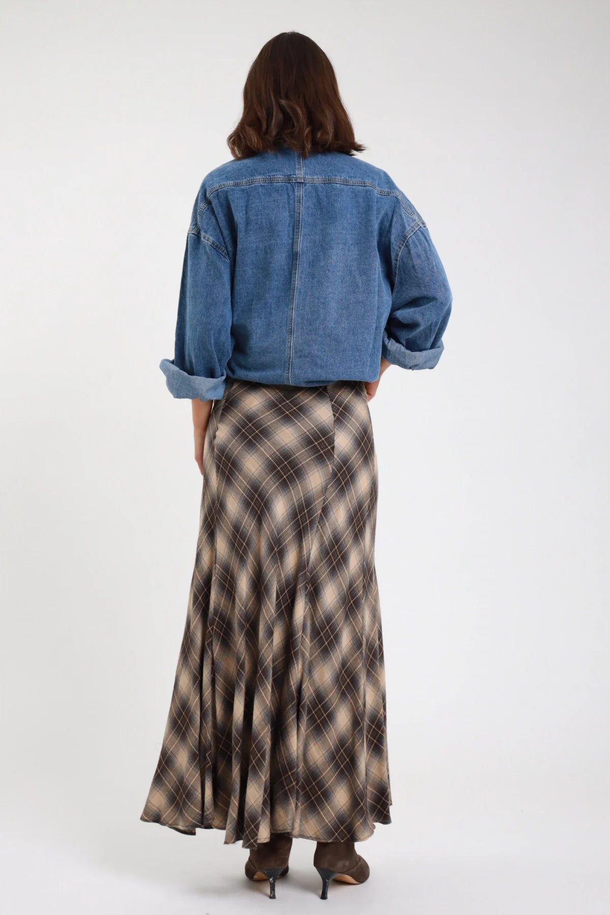 Gonna lunga check tartan - vista posteriore con giacca denim