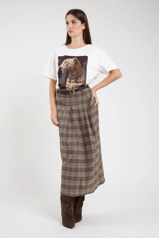 Gonna lunga check principe di Galles beige cammello marrone kaki nero spigato piega pince frontale sartoriale cintura nera fibbia quadra dorata vita alta corpo ampio svasato A-line fluente lunghezza midi-maxi orlo dritto - modella frontale intera sguardo laterale alto capelli castani scuri lisci sfondo bianco t-shirt bianca grafica leopardo stivali alti cioccolato tacco