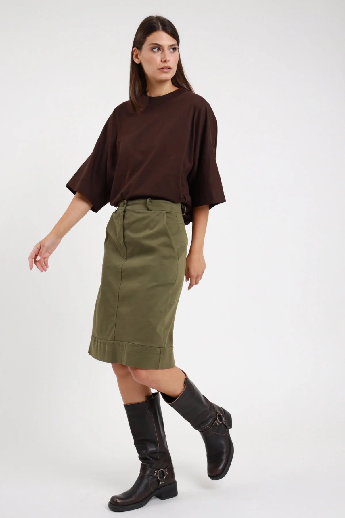 Gonna tasche midi Susy Mix Pre-Fall verde militare khaki 97% cotone 3% elastan vita alta bottone tasche laterali risvolto turn-up fondo silhouette dritta pencil frontale intera sguardo laterale - modella intera frontale sguardo laterale capelli scuri lisci sfondo bianco t-shirt over marrone abbinata stivali biker neri