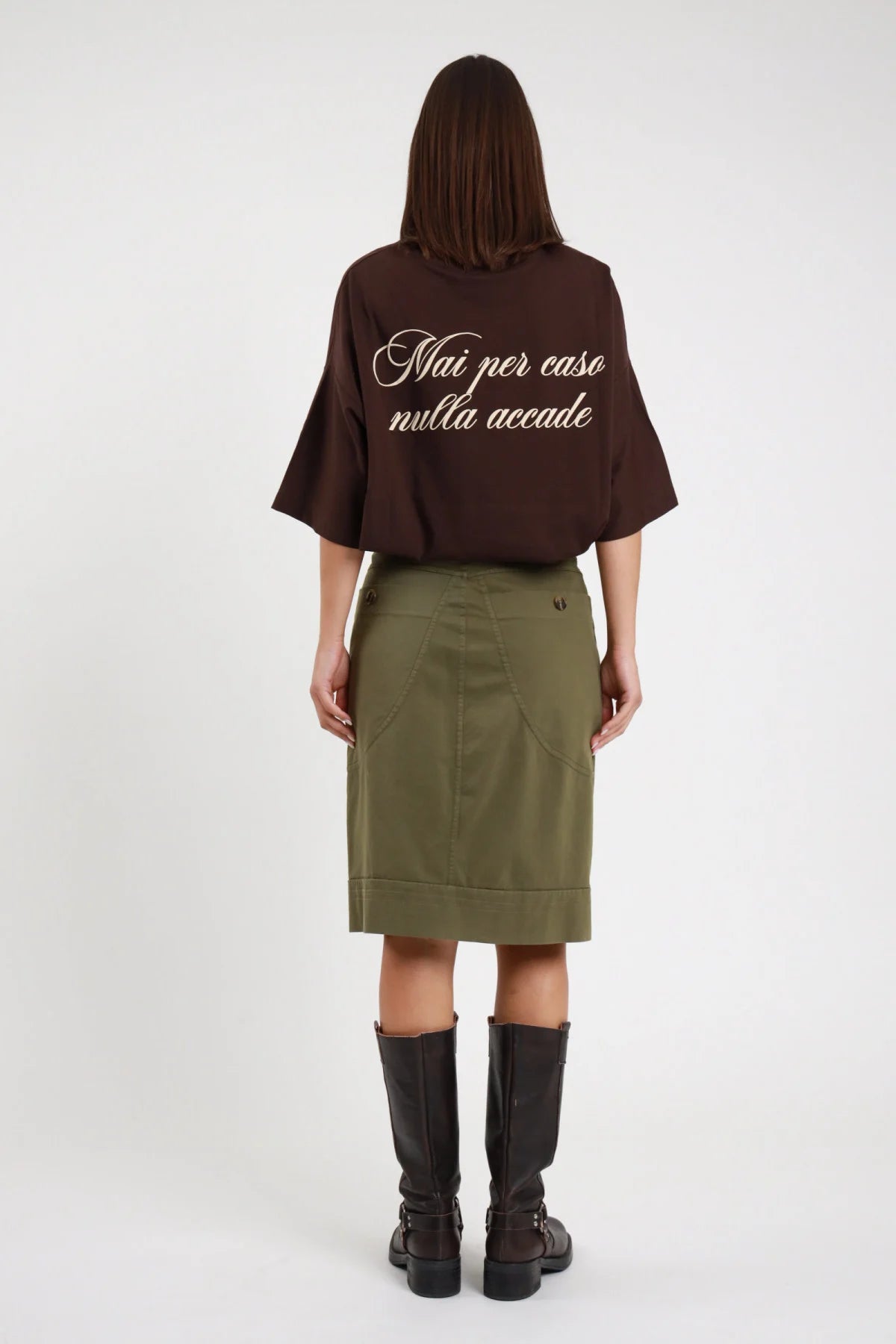 Gonna tasche midi Susy Mix Pre-Fall verde militare khaki vita alta tasche posteriori bottoni retro risvolto turn-up fondo posteriore intera - modella posteriore intera capelli scuri lisci sfondo bianco t-shirt over Mai per caso nulla accade marrone stivali biker neri abbinati