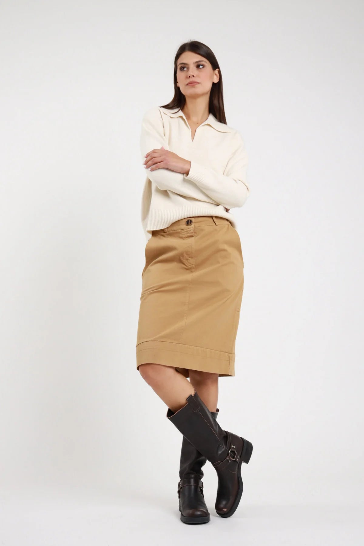 Gonna tasche midi Susy Mix Pre-Fall beige cammello sabbia 97% cotone 3% elastan vita alta bottone grande scuro tasche laterali risvolto turn-up fondo silhouette dritta pencil frontale intera braccia incrociate - modella frontale intera braccia incrociate capelli scuri lisci sfondo bianco maglione polo panna stivali biker neri abbinati