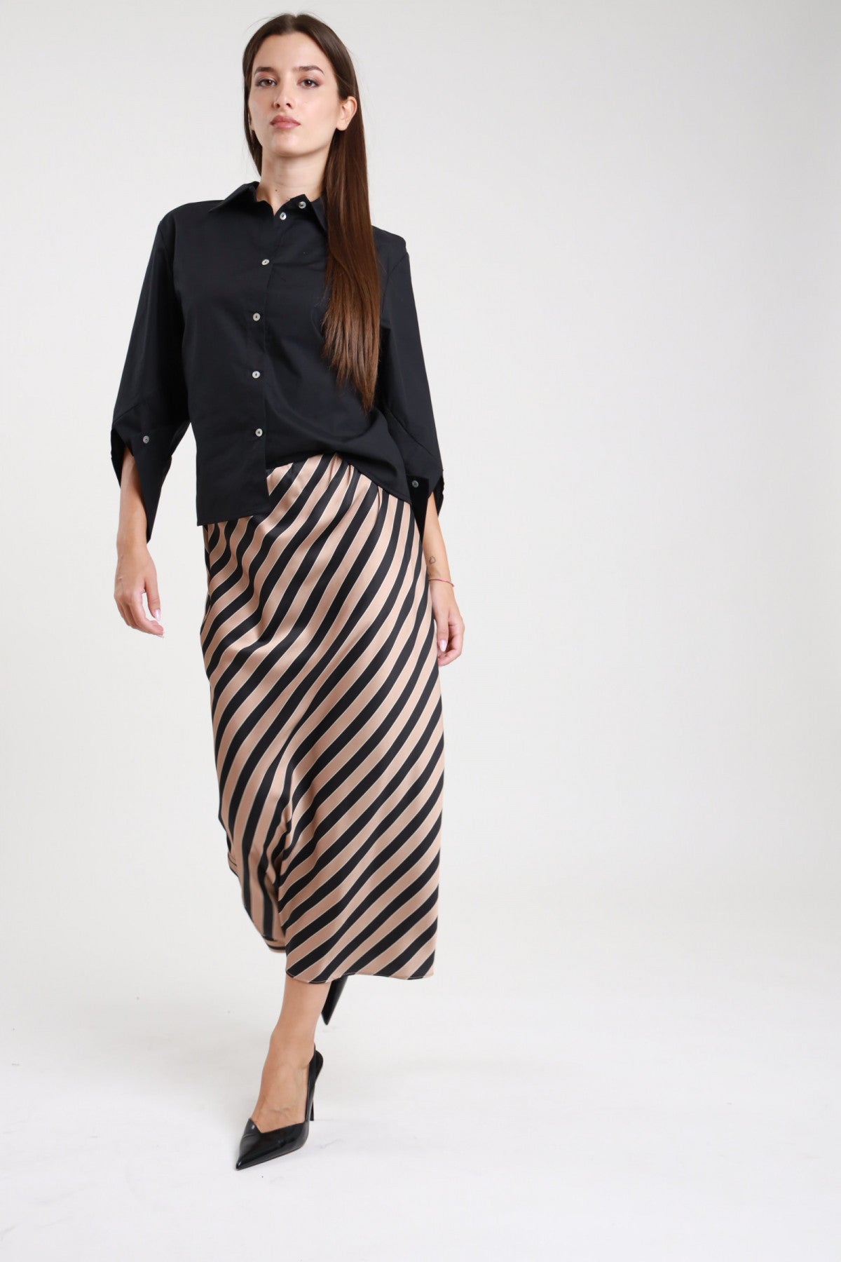 Gonna midi righe diagonali nero e beige - abbinata a camicia nera