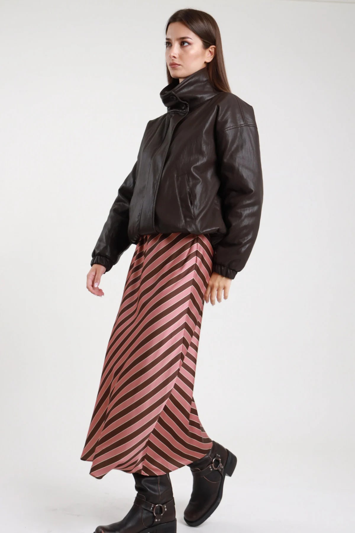 Gonna midi righe diagonali rosa e bordeaux - abbinata a giacca ecopelle marrone