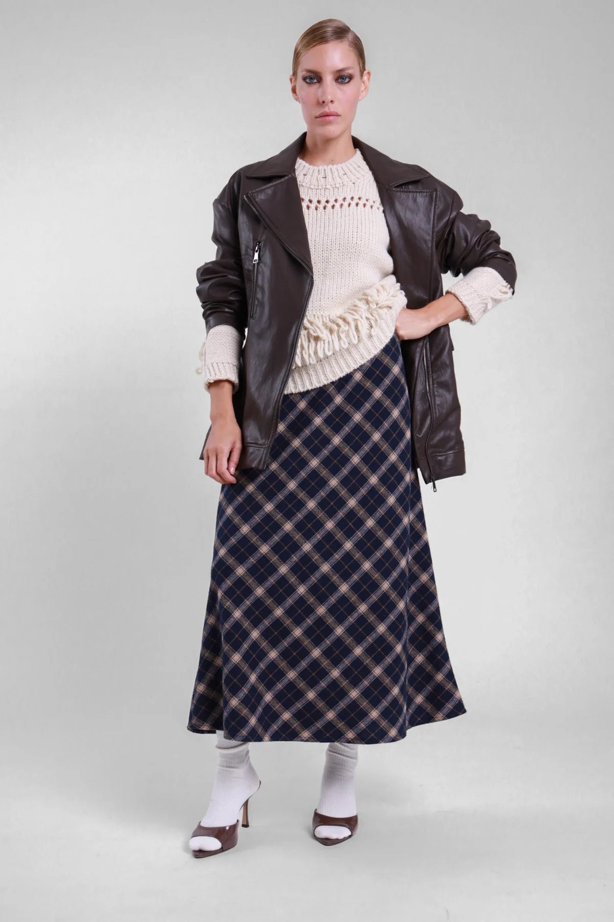 Gonna lunga check Susy Mix dalla linea svasata, indossata con giacca scura e pullover chiaro