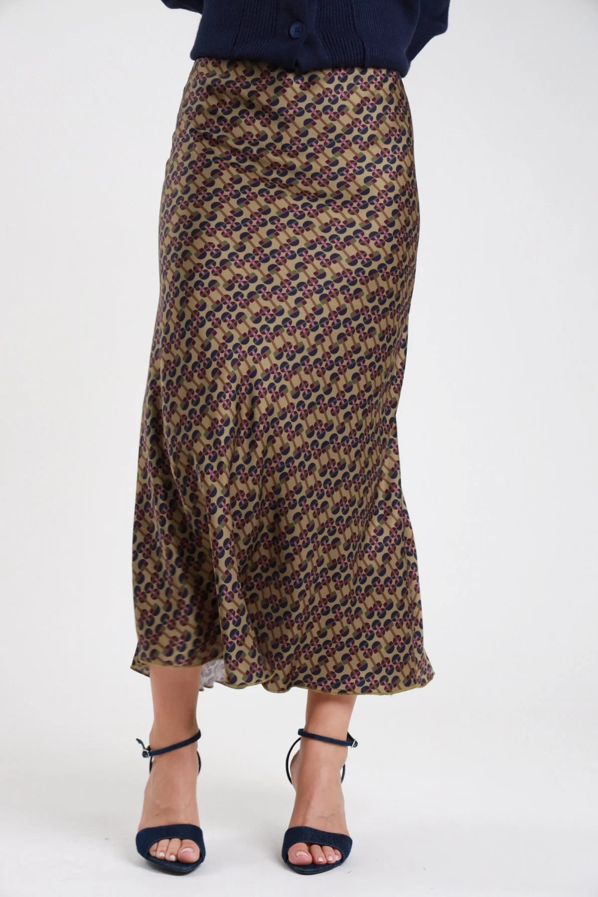 Gonna lunga fantasia geometrica retro cachi marrone viola donna viscosa satinata vita alta elastico smock taglio tromba bias cut fondo ondulato - dettaglio frontale tre quarti sandali tacco neri