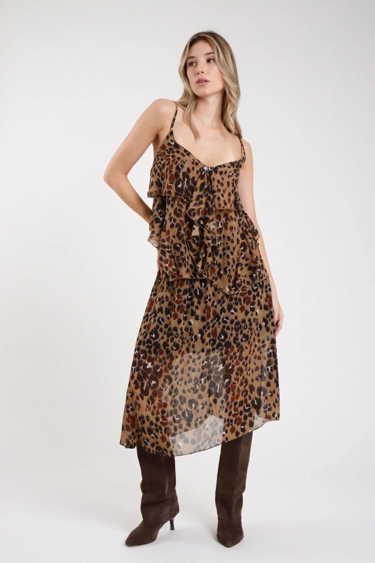 Gonna midi animalier leopard dinamica fluida movimento chiffon semitrasparente a-line - modella frontale dinamica passo sguardo laterale top rouge coordinato stivali scamosciati capelli biondi