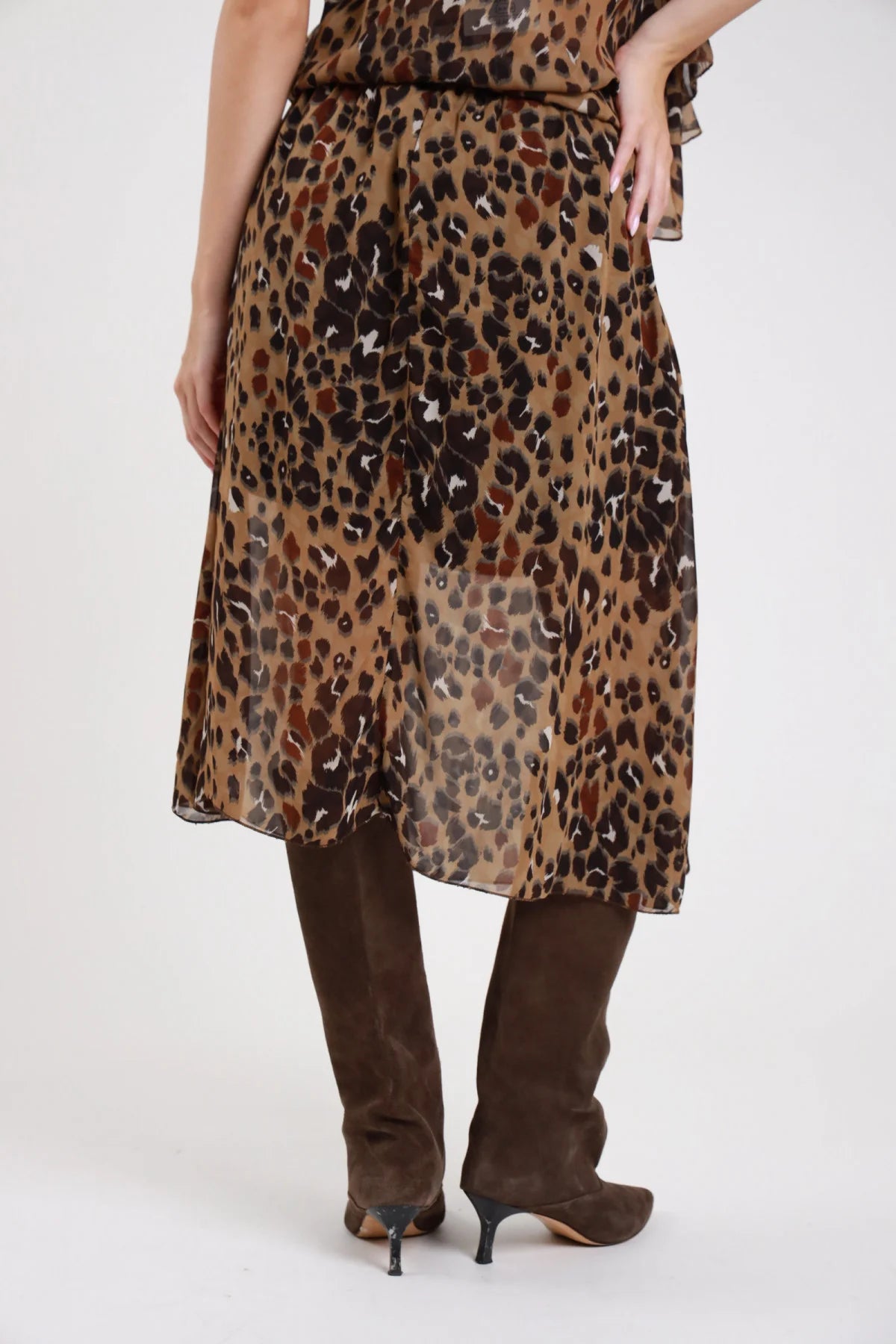 Gonna midi animalier leopard dettaglio retro vita elastico smock orlo dritto chiffon - modella retro busto vita dettaglio elastico smock stivali scamosciati marroni tacco