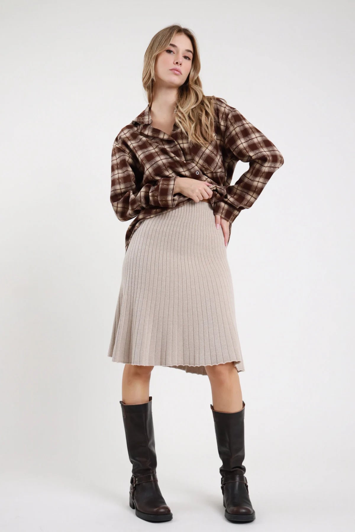 Gonna Midi Coste Plissé grigio melange 52% viscosa coste verticali plissé fitte elastico vita invisibile silhouette A-line set coordinato maglia grigia - modella busto 3/4 frontale posa mano fianco sguardo laterale capelli castani scuri sfondo bianco maglia grigia coste coordinata