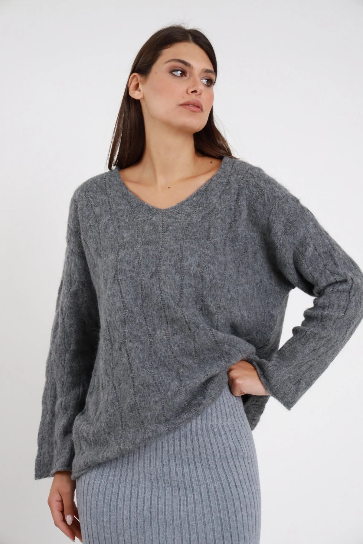 Gonna Midi Coste Plissé verde militare kaki 52% viscosa coste verticali plissé fitte elastico vita invisibile silhouette A-line svasata lunghezza midi - modella intera frontale posa mano fianco sguardo frontale capelli biondi mossi sfondo bianco felpa coordinata stivali neri
