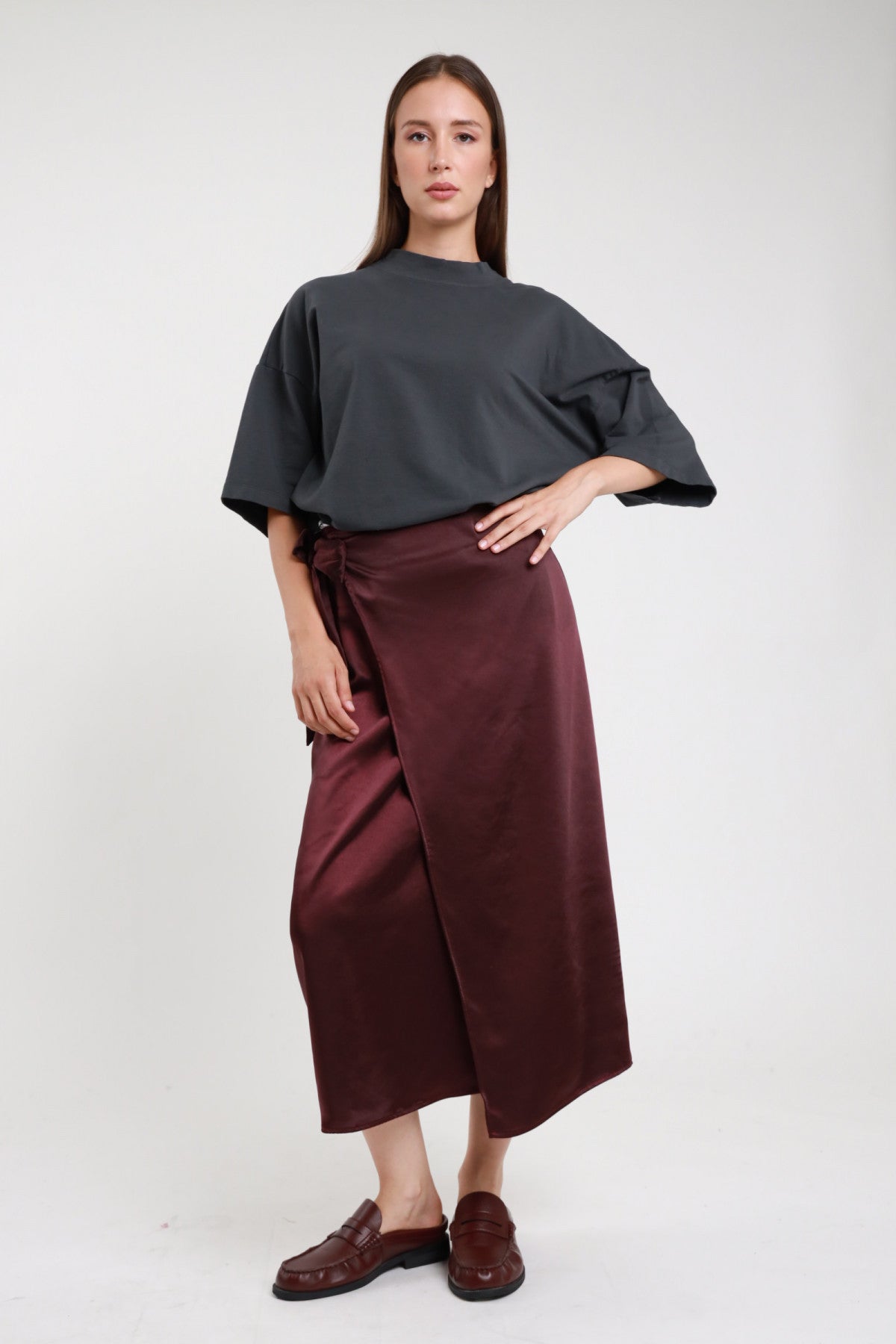 Gonna pareo raso bordeaux donna Susy Mix – nodo laterale vista frontale con t-shirt oversize