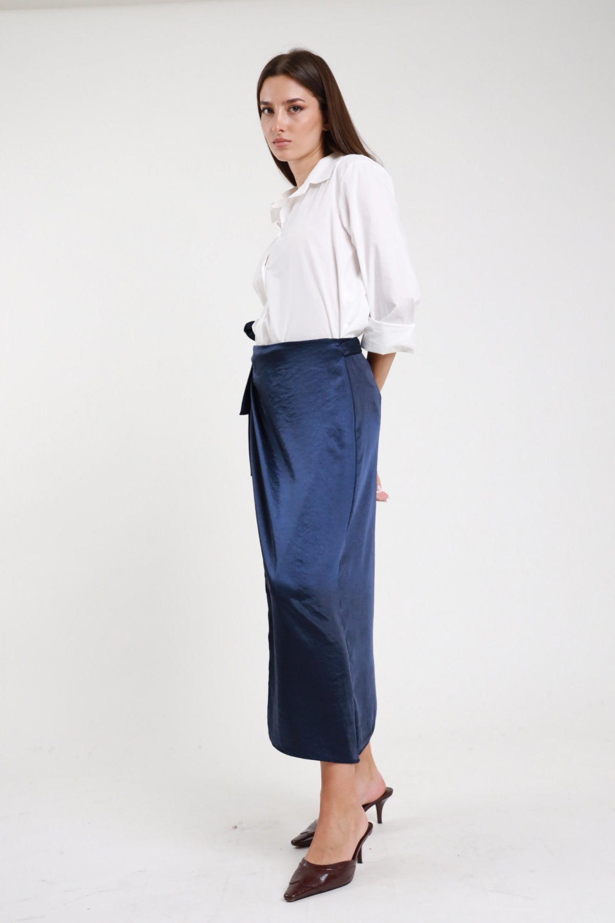 Gonna pareo raso blu notte donna Susy Mix – nodo laterale vista laterale con camicia bianca