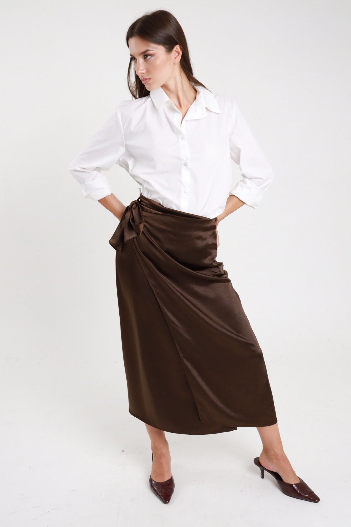 Gonna pareo raso marrone cioccolato donna Susy Mix – nodo laterale vista frontale con camicia bianca