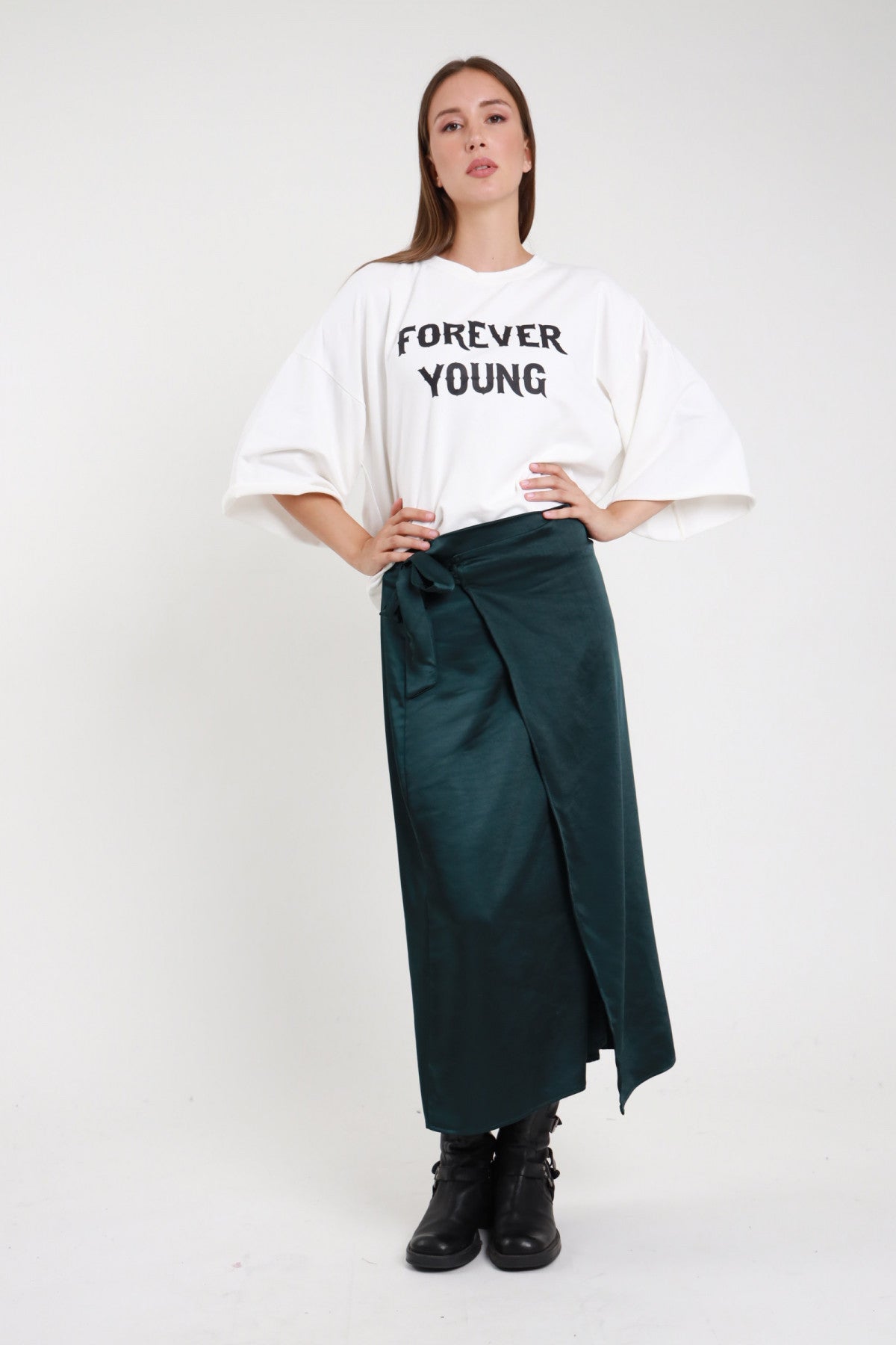 Gonna pareo raso verde smeraldo donna Susy Mix – nodo laterale vista frontale con t-shirt stampa