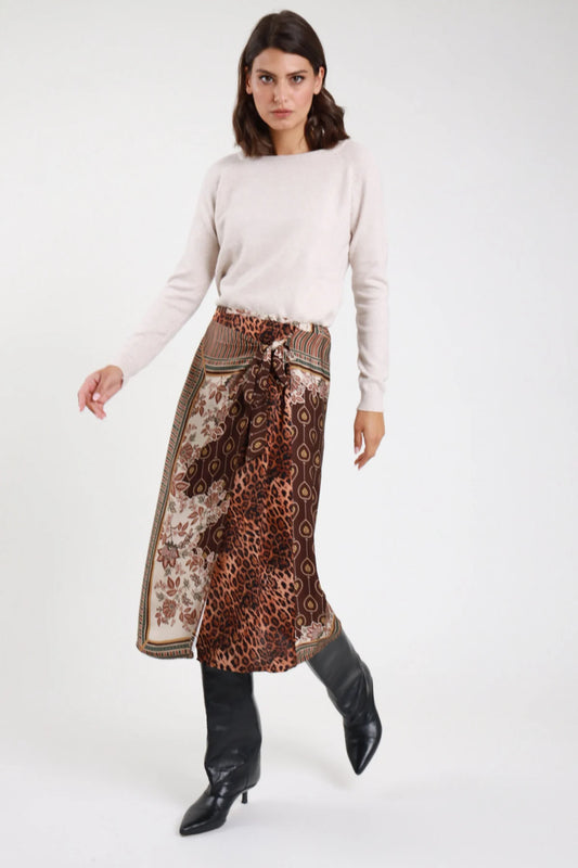 Gonna pareo fantasia patchwork leopardo e floreale - modella vista frontale con stivali neri