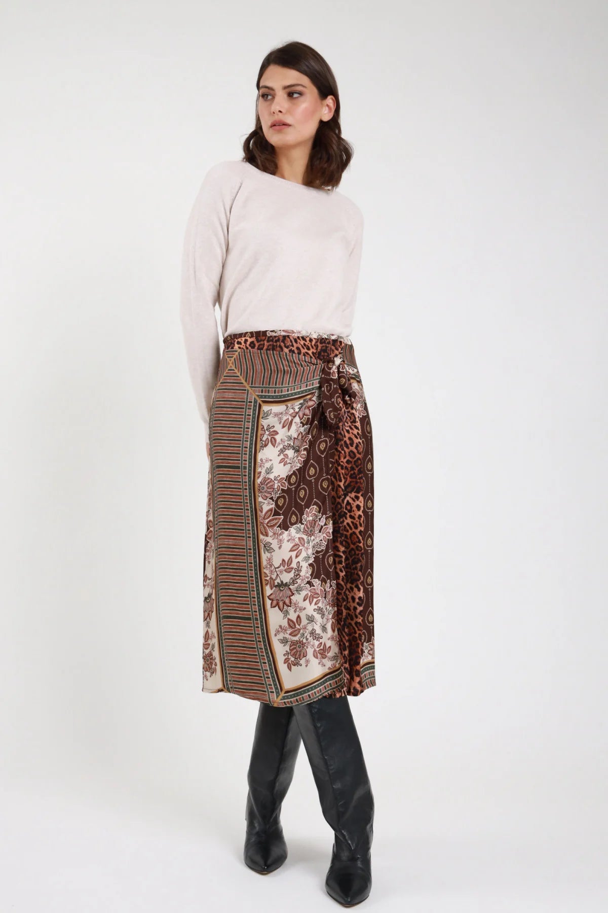 Gonna pareo fantasia patchwork - modella vista tre quarti dettaglio fiocco laterale