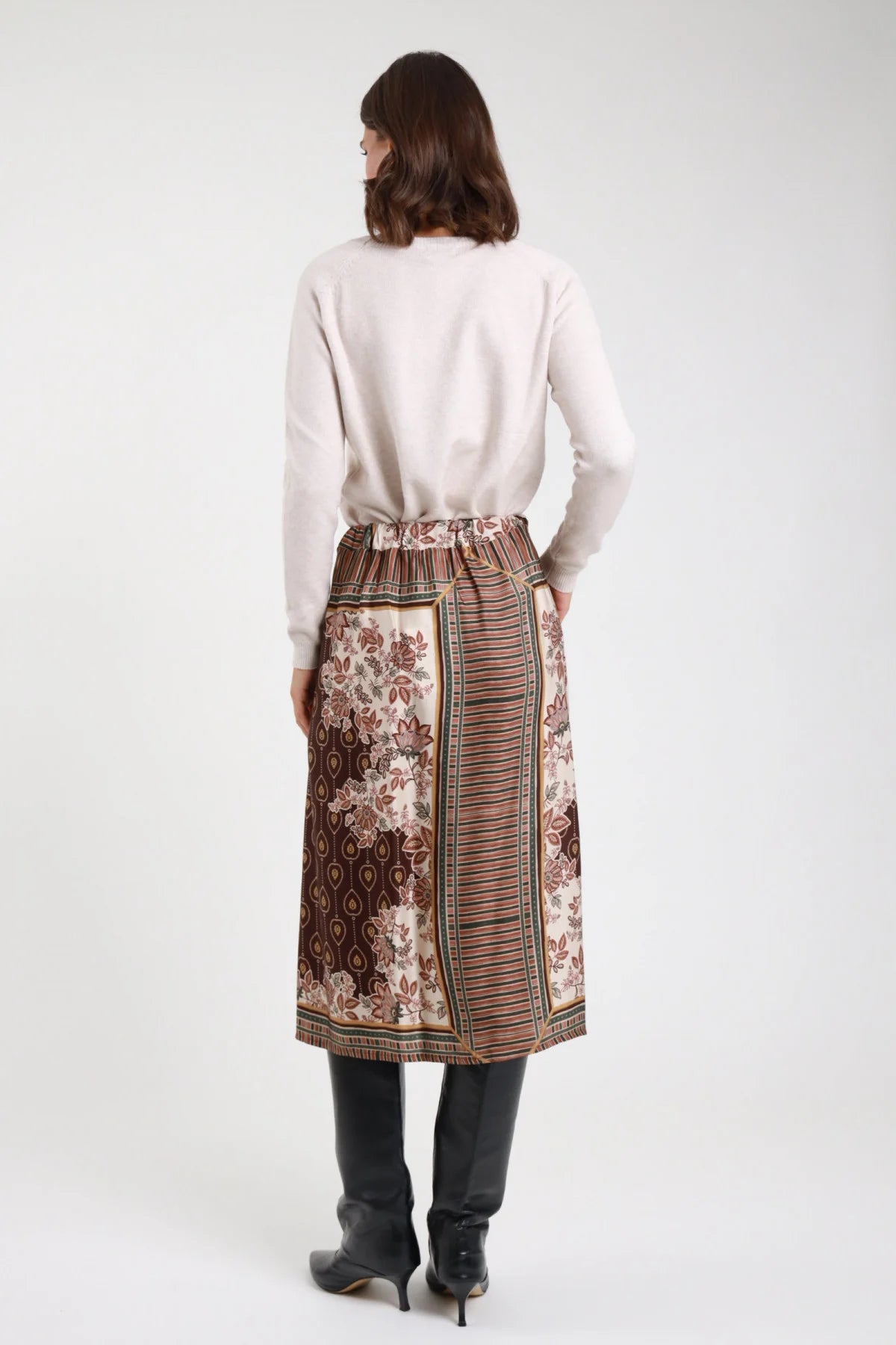 Gonna pareo fantasia patchwork - modella vista posteriore con stivali neri