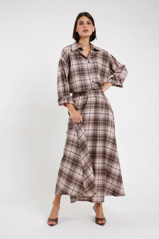 Gonnellone check Susy Mix lungo e svasato a quadri marrone e beige, indossato con camicia coordinata