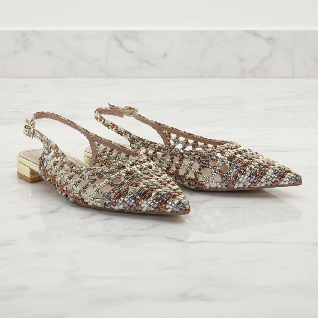 Coppia di ballerine slingback intrecciate multi bronzo su pavimento in marmo